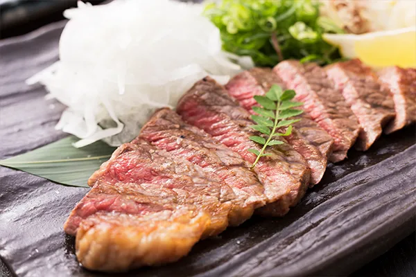 肉のなかおか厳選 土佐和牛の藁焼き。