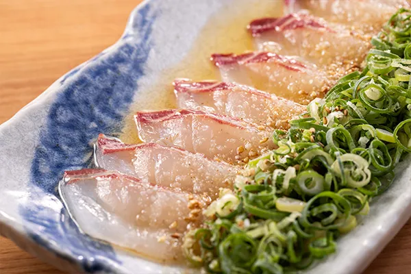 旬の土佐清水鮮魚ごま油刺し ※数量限定。